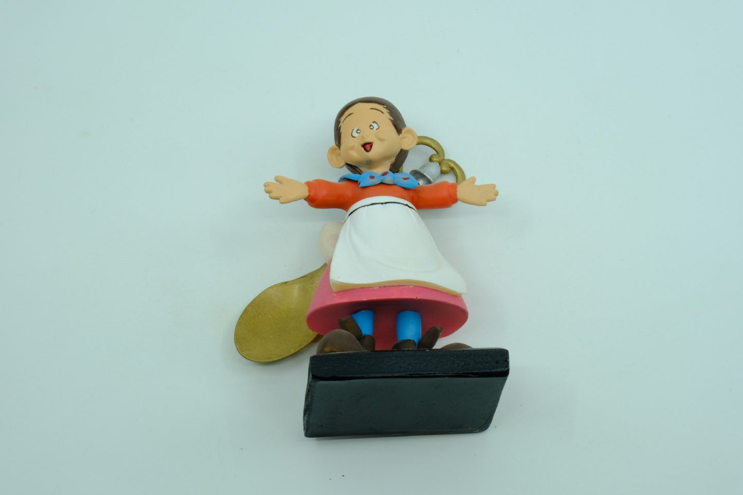 Mrs. Pepper Pot (السيدة ملعقة) Figure