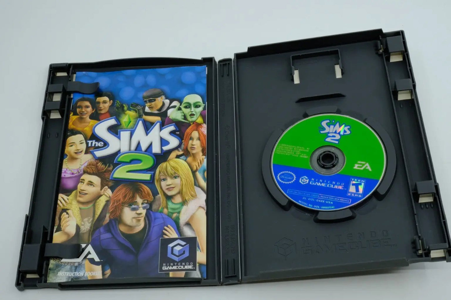 The Sims 2 – Complete in Box RetroGate - Your Gateway to Classic Gaming